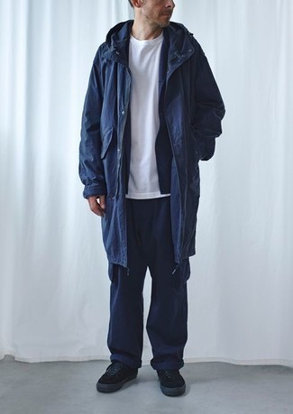 Какие низкие кеды носить с темно-синей паркой мужчине