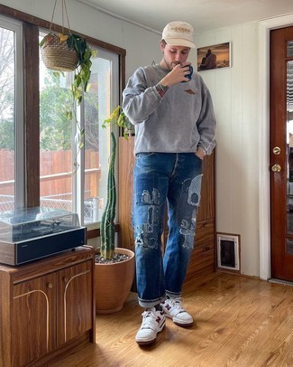 С чем носить темно-синие джинсы в стиле пэчворк мужчине