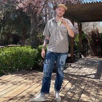 С чем носить темно-синие джинсы в стиле пэчворк мужчине