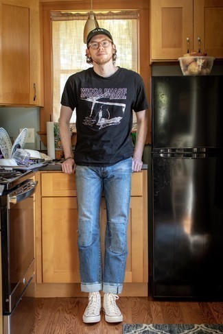 С чем носить темно-синие джинсы в стиле пэчворк мужчине