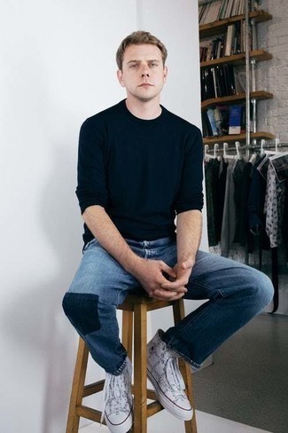 С чем носить темно-синие джинсы в стиле пэчворк мужчине