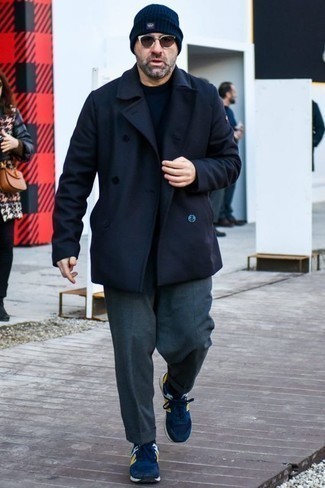Какие кроссовки носить с темно-синим полупальто