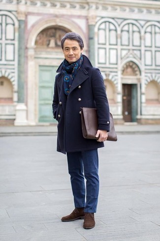 Как носить темно-синее полупальто с синими брюками чинос