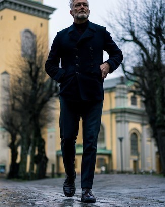 Как носить темно-синее полупальто с синими классическими брюками