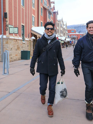 Как носить темно-синее полупальто с синими джинсами