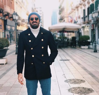 Как носить темно-синее полупальто с синими джинсами