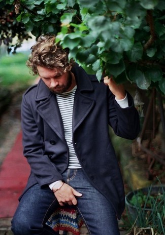 Как носить темно-синее полупальто с синими джинсами