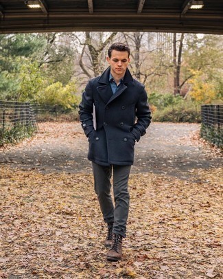 Как носить темно-синее полупальто с коричневыми кожаными повседневными ботинками