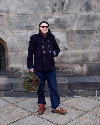 Как носить темно-синее полупальто с коричневыми кожаными рабочими ботинками