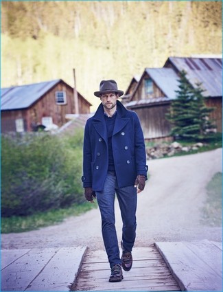 Какие джинсы носить с темно-синим полупальто