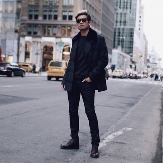 Какие джинсы носить с темно-синим полупальто