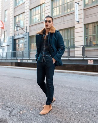 Как носить темно-синее полупальто с темно-синими брюками чинос