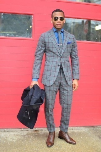 Какие костюмы носить с темно-синим полупальто