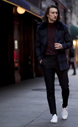 Как носить темно-синее полупальто с белыми низкими кедами