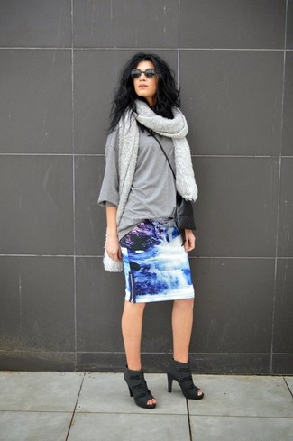 С чем носить темно-синюю юбку-карандаш