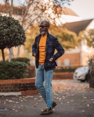 Как носить темно-синий пиджак в шотландскую клетку с голубыми джинсами мужчине