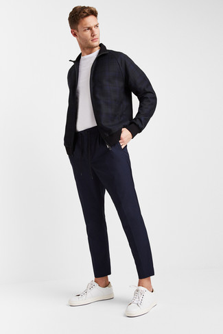 С чем носить темно-синий бомбер в шотландскую клетку мужчине