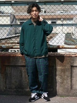 С чем носить темно-синие брюки карго в шотландскую клетку