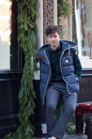 С чем носить темно-синий свитер с круглым вырезом в шотландскую клетку мужчине