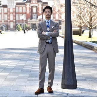 С чем носить темно-синий галстук в шотландскую клетку мужчине