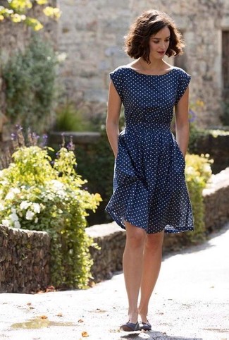 С чем носить темно-синее платье в горошек
