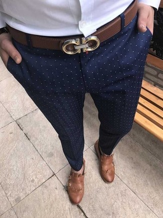 С чем носить темно-синие классические брюки в горошек мужчине