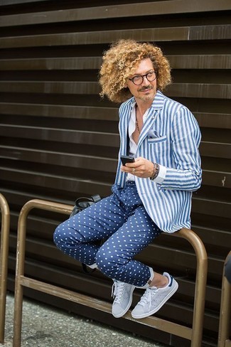 С чем носить темно-синие брюки в горошек мужчине