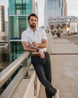 С чем носить темно-синие брюки в горошек мужчине