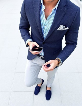 С чем носить темно-синий нагрудный платок в горошек