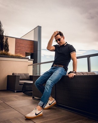 С чем носить темно-синюю футболку-поло в горошек мужчине