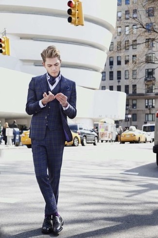 С чем носить темно-синий шарф в горошек мужчине