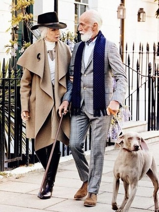 С чем носить темно-синий шарф в горошек мужчине