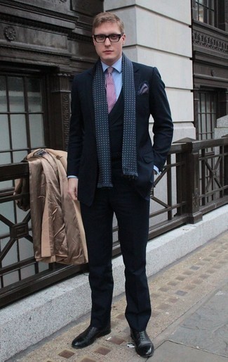 С чем носить темно-синий шарф в горошек мужчине