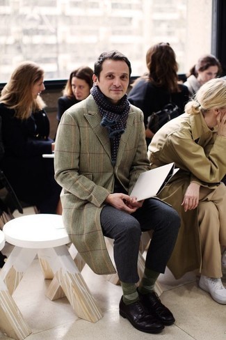 С чем носить темно-синий шарф в горошек мужчине