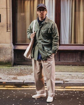 С чем носить темно-синий шарф в горошек мужчине