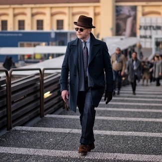 С чем носить темно-синий шарф в горошек мужчине