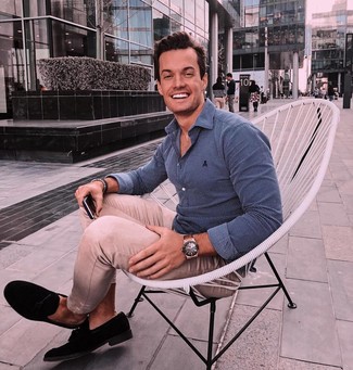 С чем носить темно-синюю рубашку в горошек мужчине