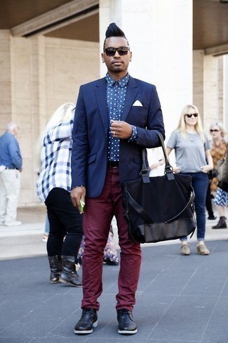 С чем носить темно-синюю рубашку в горошек мужчине