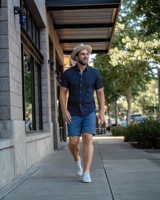 С чем носить темно-синюю рубашку в горошек мужчине