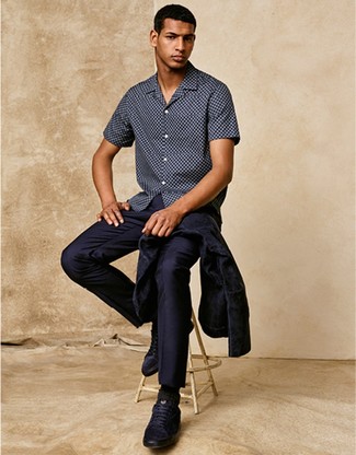 С чем носить темно-синюю рубашку с коротким рукавом в горошек мужчине