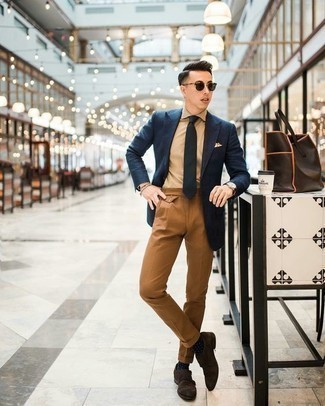 С чем носить темно-синие носки в горошек мужчине