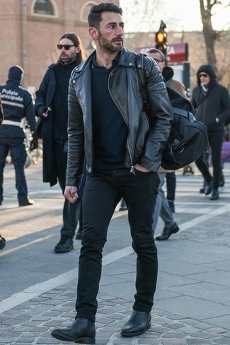 Какие косухи носить с темно-синей футболкой-поло мужчине