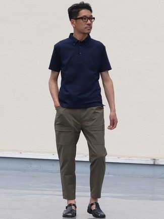 Как носить темно-синюю футболку-поло с черными кожаными сандалиями мужчине