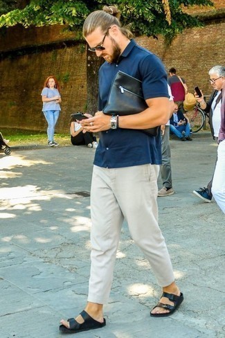 Как носить темно-синюю футболку-поло с черными кожаными сандалиями мужчине