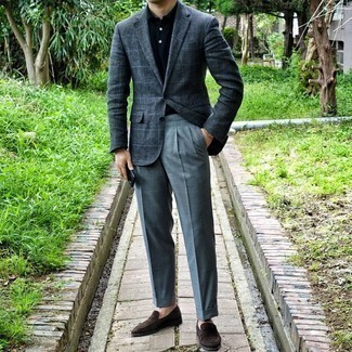 Как носить темно-синюю футболку-поло с синим пиджаком в клетку мужчине