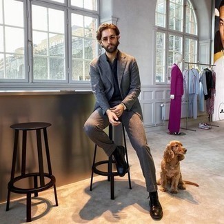 Какие повседневные ботинки носить с темно-синей футболкой-поло мужчине