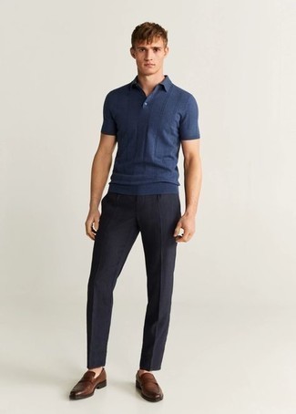 Как носить темно-синюю футболку-поло с темно-серыми брюками чинос