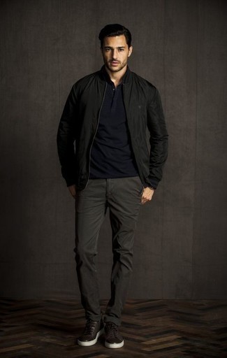 Как носить темно-синюю футболку-поло с темно-серыми брюками чинос