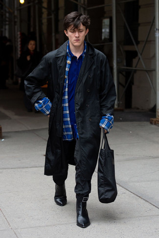 Какие ботинки челси носить с темно-синей футболкой-поло мужчине