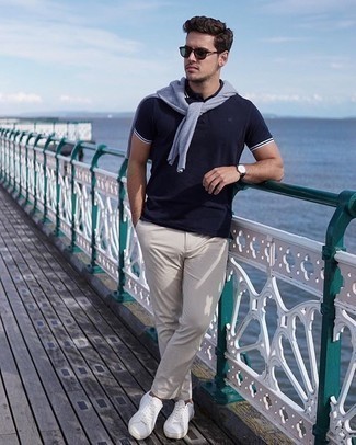 Какие свитера с круглым вырезом носить с темно-синей футболкой-поло мужчине